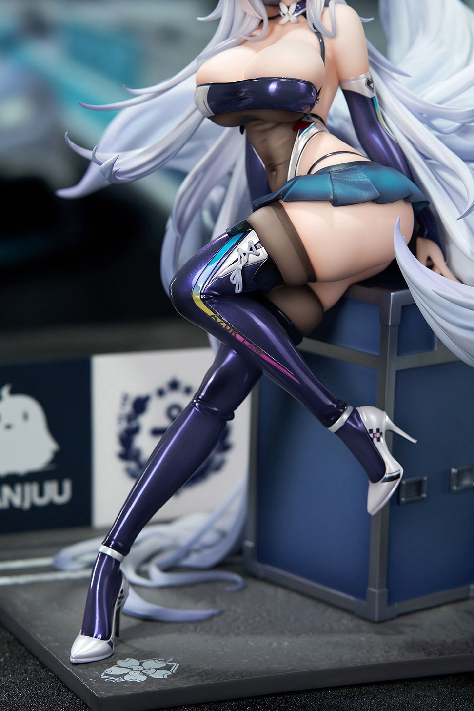 アズールレーン 信濃 寝待の銀輿Ver.  LEDアクリル展示ケース付きスペシャル版